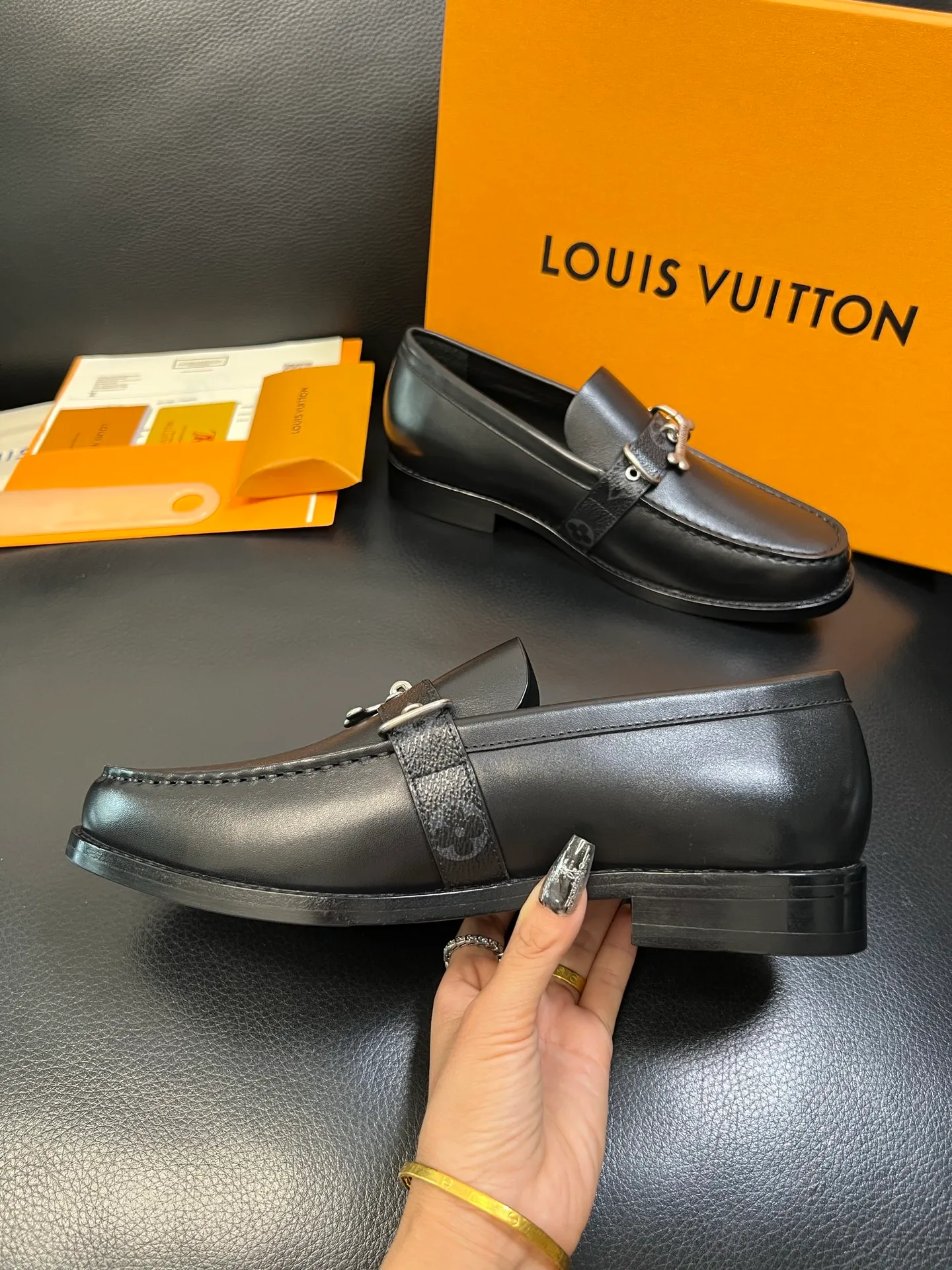 Men's shoes 💰920 Lv high quality top crafts Louis Vuitton leather shoes counter synchronized with original factory configuration, uppers imported from Italy, imported water-dyed cowhide lining, soles: original genuine leather soles specially provided by the original factory, original factory and single goods, welcome to compare, code number 39-44 (customized 38 45 46)